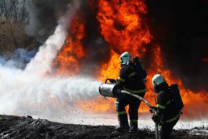 Hašení požáru hořlavých kapalin na vodní ploše, IMZ Neratovice