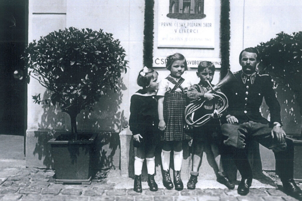 První český požární sbor v Liberci byl založen 12. června 1945